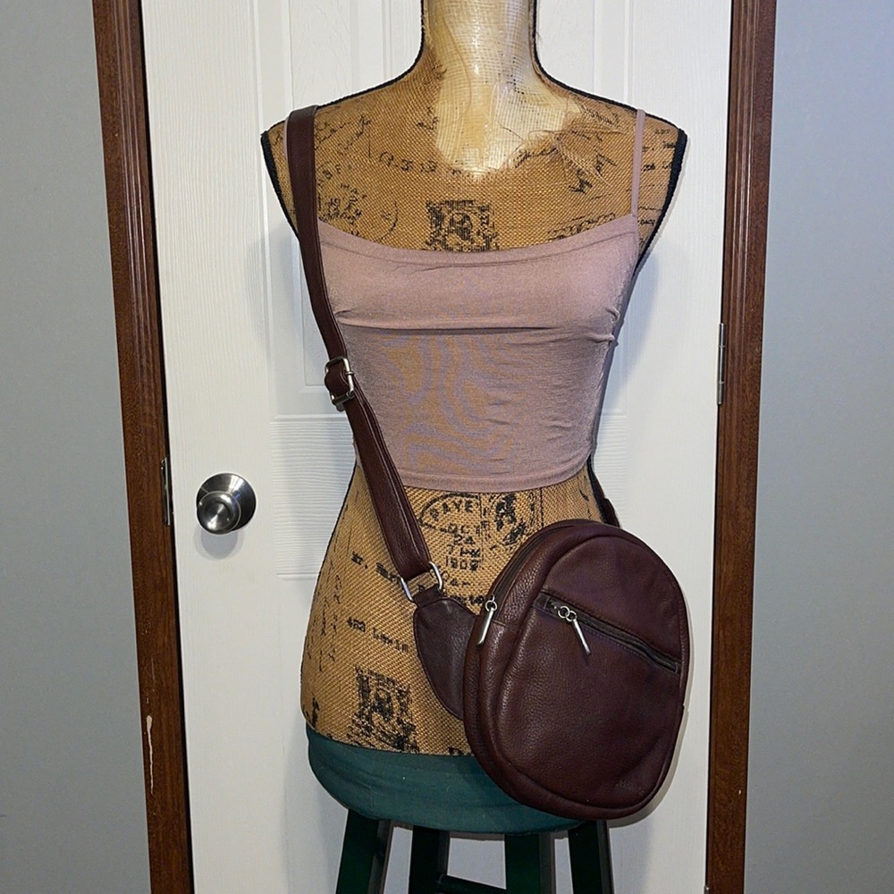 St. John’s Bay Vintage Brown Leather Round / Circle Shaped Crossbody Bag Purse